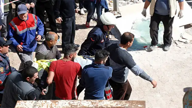 Belediye işçileri yıkılan duvarın altında kaldı: 1 ölü, 5 yaralı