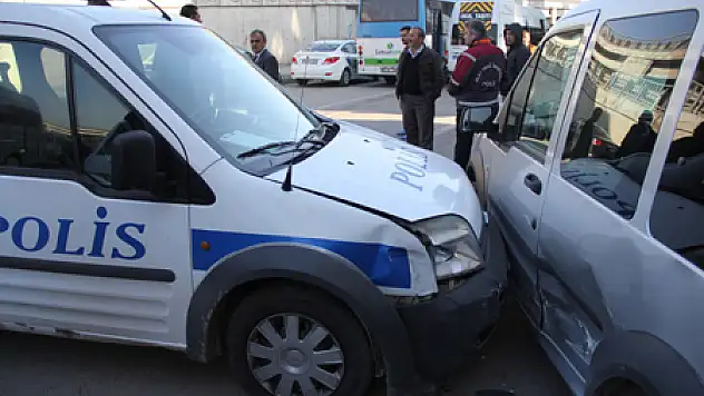 Polis Aracı Kaza Yaptı