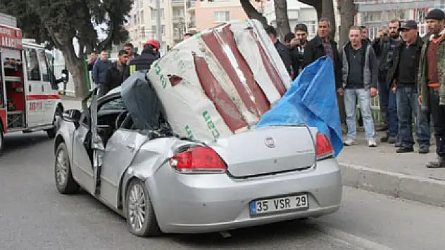 Alüminyum rulo otomobilin üstüne düştü: 2 yaralı