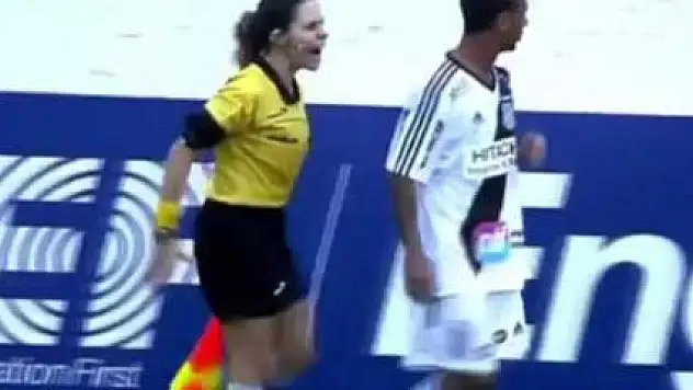 Sen misin kadın hakeme itiraz eden!