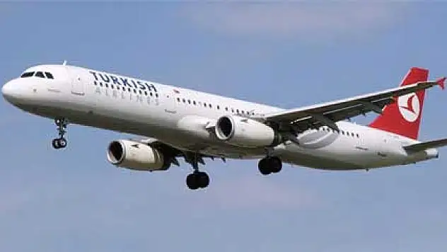 Yolcunun üzerine sıcak su dökülünce uçak geri döndü