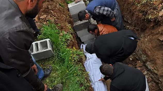 Gaziantep'te vahşice öldürülen anne ile oğlu toprağa verildi