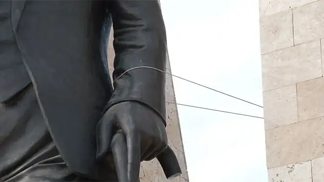Atatürk, Didim'de 9 aydır kolundan telle bağlı