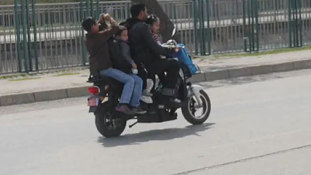 İki kişilik motorda beş kişi