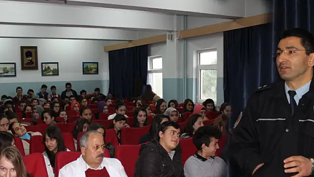 LİSE ÖĞRENİLERİ'NE TRAFİK KURALLARI ANLATILDI