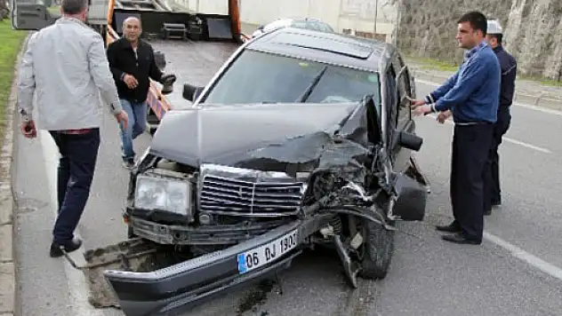 Otomobil Palmiye Ağacına Çarptı: 3 Yaralı