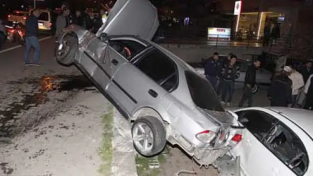 Iraklı Aileye kaldırımda araba çarptı: 3 yaralı