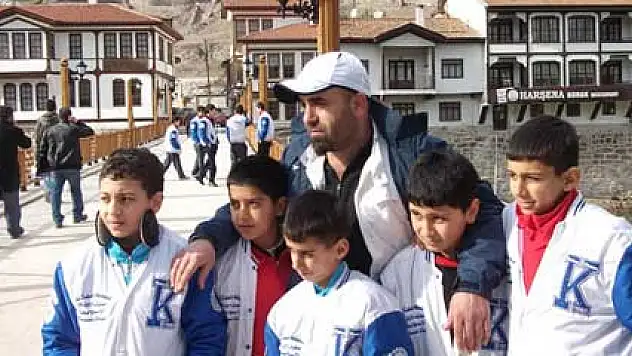 Sporcularını kuma gömüp köpekle işkence yaptı