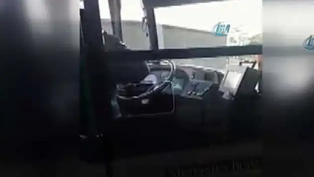 Otobüs şoförünün cep telefonu ve çay keyfi