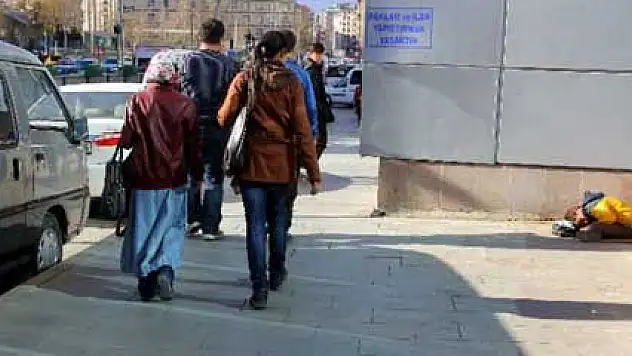 Kağıt mendil satarken uyuya kaldı