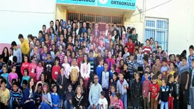 ÜNİVERSİTE ÖĞRENCİLERİNDEN İLKOKULDA BAHAR ŞENLİĞİ