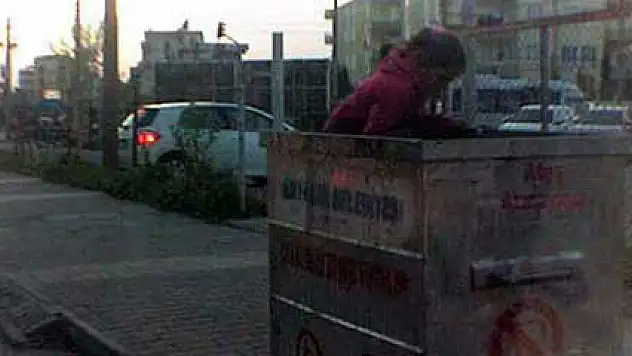 Küçük kızın çöp konteyneri içerisindeki hali yürek sızlattı