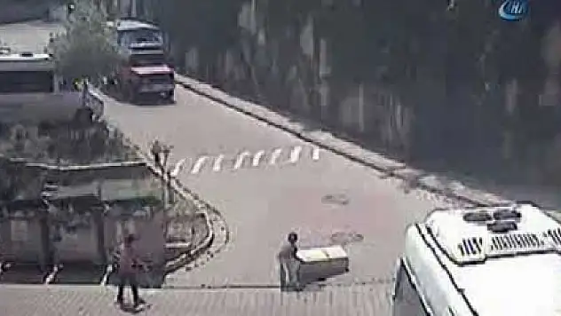 Oyun için koliye giren çocukları kamyonet ezdi