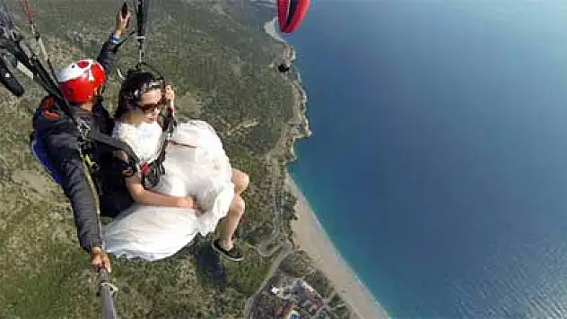 Çinli çift nikah öncesi yamaç paraşütüyle uçtu