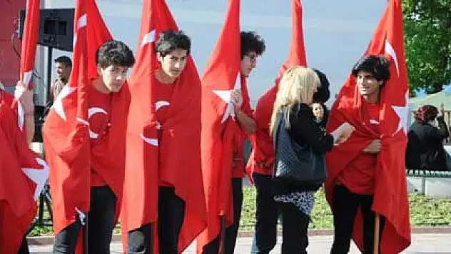 Üşümemek için bayraklara sarıldılar