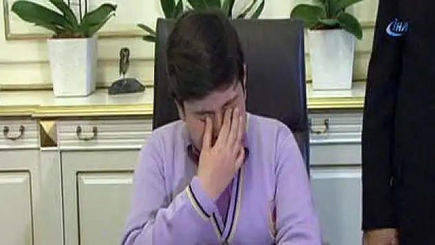 Küçük başkan, ilk talimatını verirken gözyaşlarına boğuldu