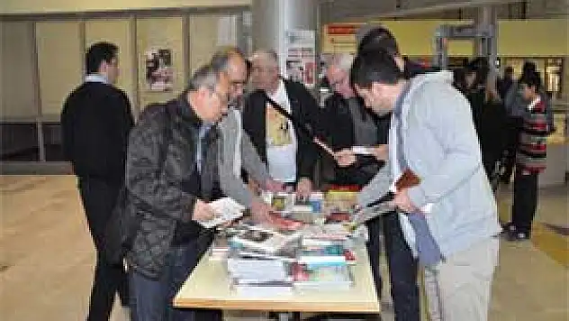 OMÜ, Havaalanında Kitap Dağıttı
