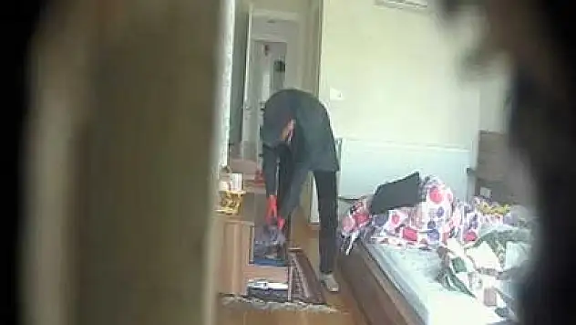 Evinde kaybolan ziynet eşyalarını çalanı gizli kamerayla yakalattı