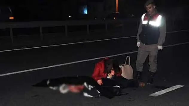 Kaza yaptığı aracına bakarken 2 araç üzerinden geçti