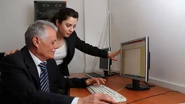 73 yaşındaki dede torununa kızıp bilgisayar kullanmayı öğrendi