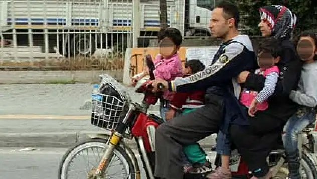 Motosiklete tam 6 kişi bindiler
