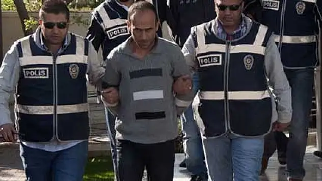 Yengesini başını çekiçle vurarak öldürdü kardeşi ise sustu