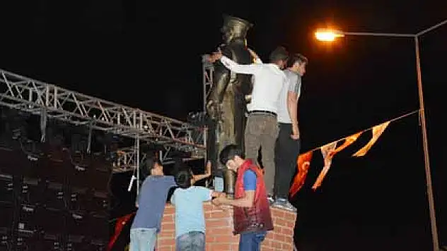 Mustafa Ceceli konserinde olaylar çıktı