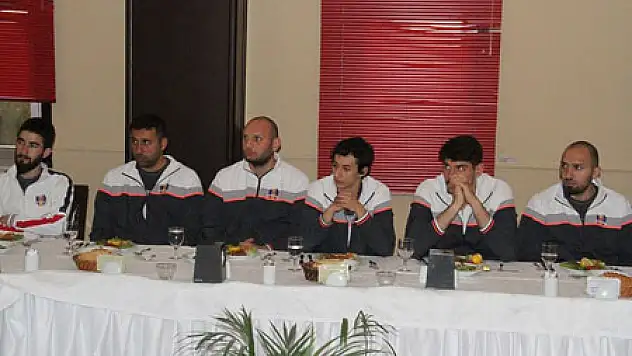 Büyükşehir Belediyesi'nden Sporculara Moral Yemeği