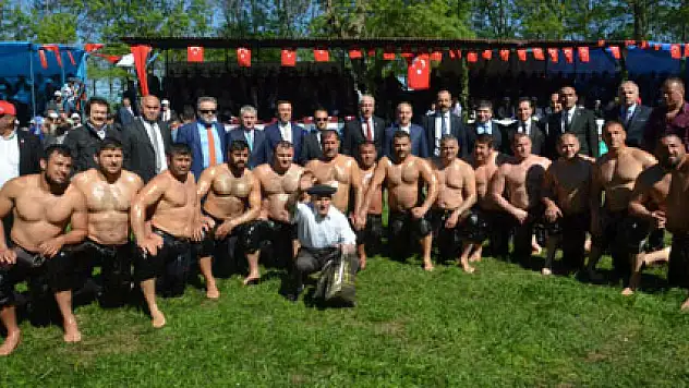 Ne yaptı etti o karede yer aldı