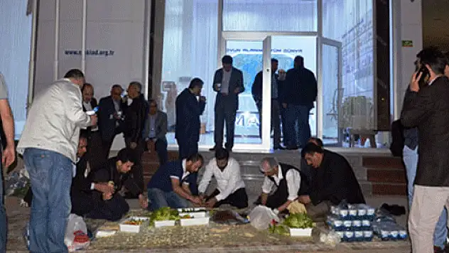 Bir yanda arama, bir yanda çiğköfte!