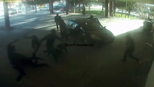 Hastaneyi basıp özel güvenliği darp ettiler