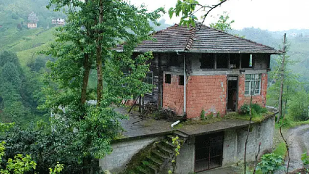 Anne yadigarı evi yıkamayınca çatıya taşıdı