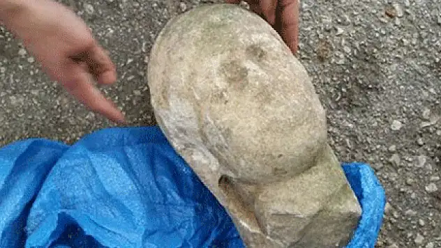 Tarlasını sürerken tarihi eser buldu