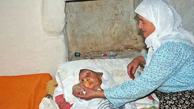 112 yaşındaki Huriye nineyi, gelini biberonla besliyor