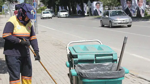 Bu defa çocukları için sokakları temizledi