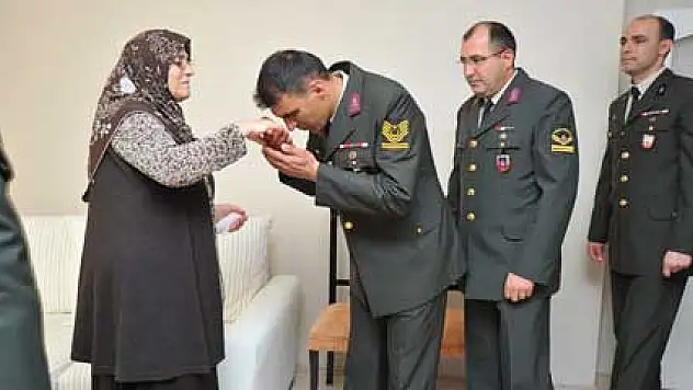 TSK'dan 4 oğlu da asker olan anneye sürpriz