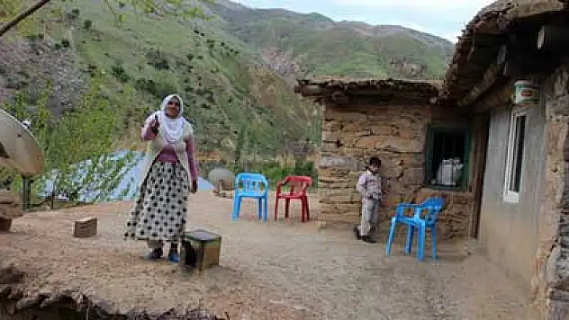 Tonlarca ağırlıktaki kayaların altında ölümle burun buruna yaşıyorlar