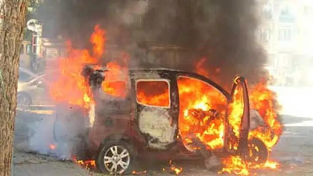 Oyun oynayan çocuklar aracı yaktı