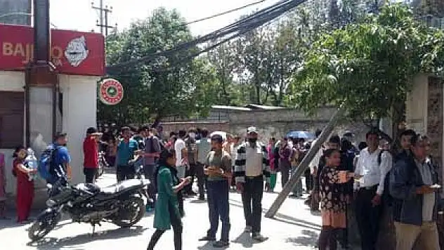 Nepal'de 7,4 büyüklüğünde deprem