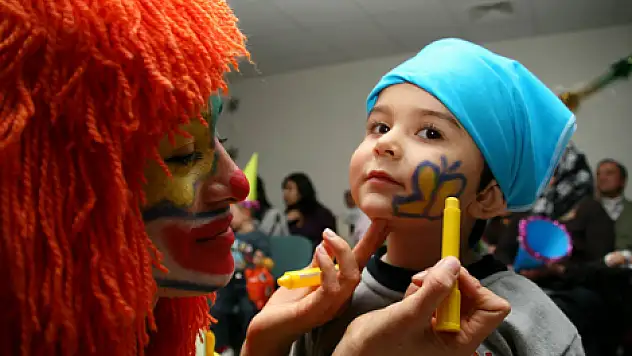 Lösemili çocuklara yılbaşı eğlencesi