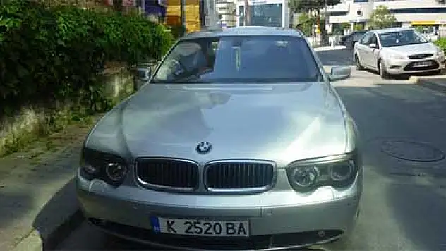 Genç kız lüks aracın içinde mahsur kaldı