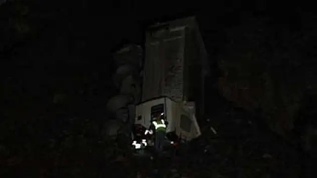 Heyelan, kamyonu uçurumdan yuvarladı!