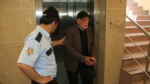 Yaşlı Adam Asansörde Mahsur Kaldı