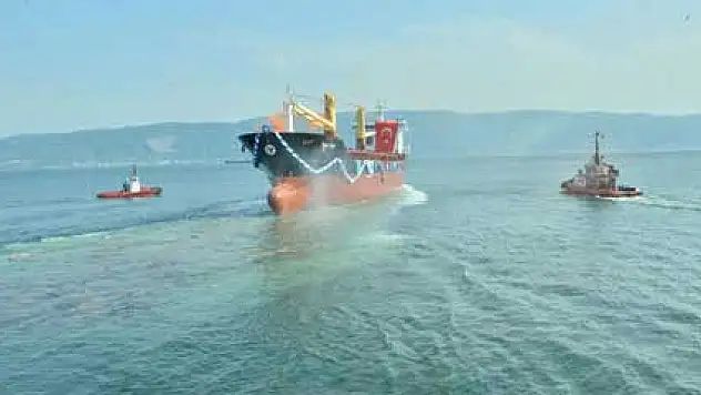 Türk mühendislerince tamamlanan dev gemi suya indirildi