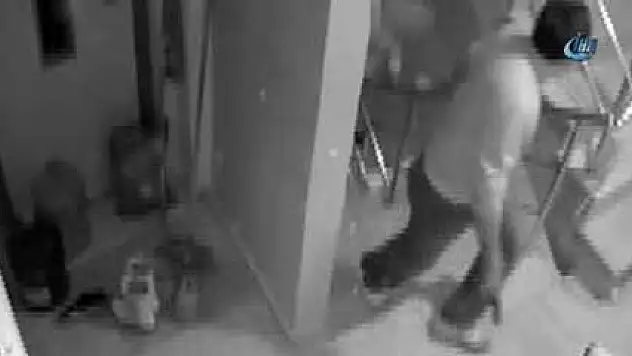 Aracına tekme atan genci öldürdü