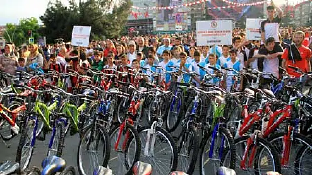 Halk Sağlığı Öğrencilere 300 Bisiklet Dağıttı