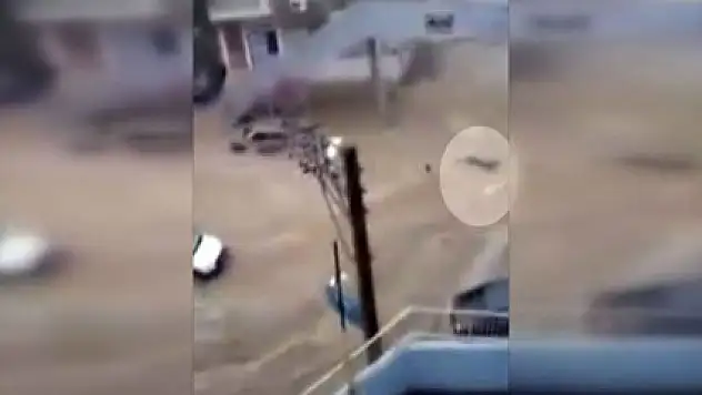 Sel suları kadını böyle sürükledi