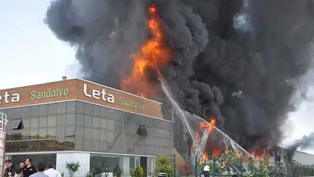 Sandalye fabrikası alev alev yandı