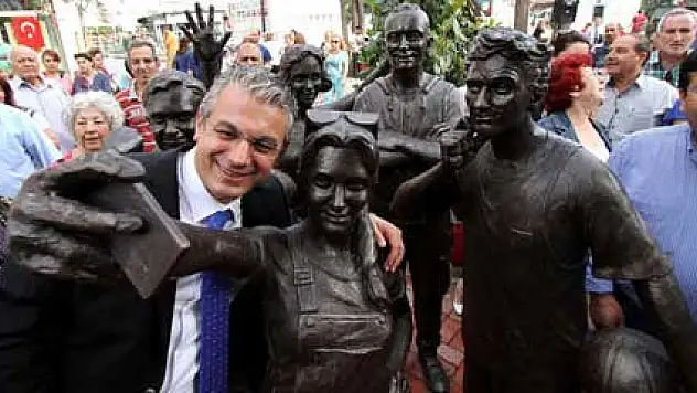 Amasya Belediyesi'nin ardından bir belediye daha selfie heykeli yaptırdı