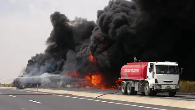 Nusaybin'de petrol yüklü tanker yandı